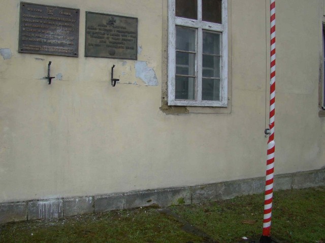 Tablice pamiątkowe 18 Kołobrzeskiego Pułku Piechoty i 12 Pułku Piechoty na byłych koszarach przy ulicy Lwowskiej. Na lewej i cokole muru mimo mycia widać jeszcze ślady po białej farbie