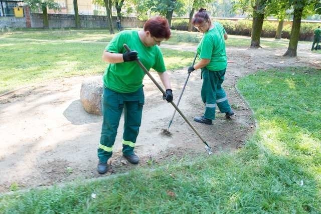 Po sygnale z redakcji "Nowości" na skwerze pojawiła się ekipa porządkowa