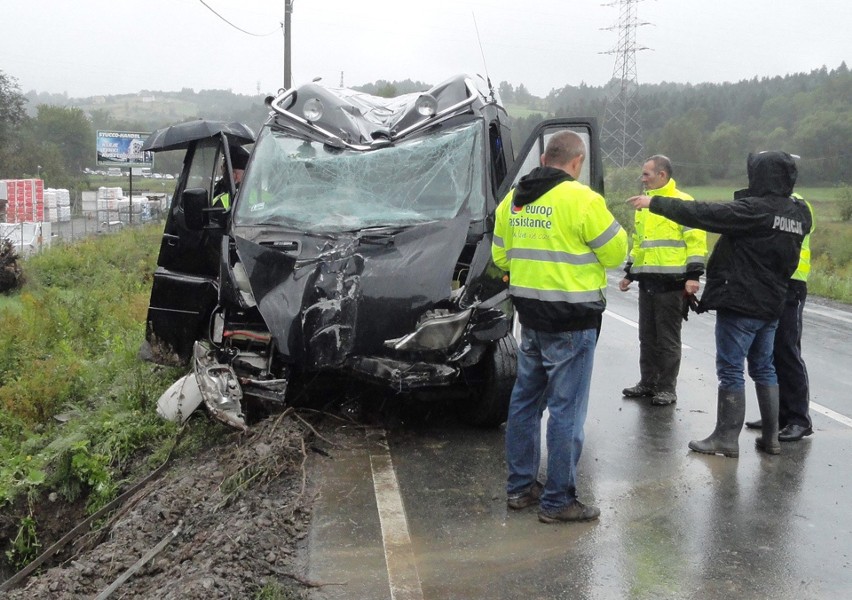 DK 28. Wypadek busa w Nowym Sączu. Mężczyzna nie żyje, 6 osób rannych [ZDJĘCIA]