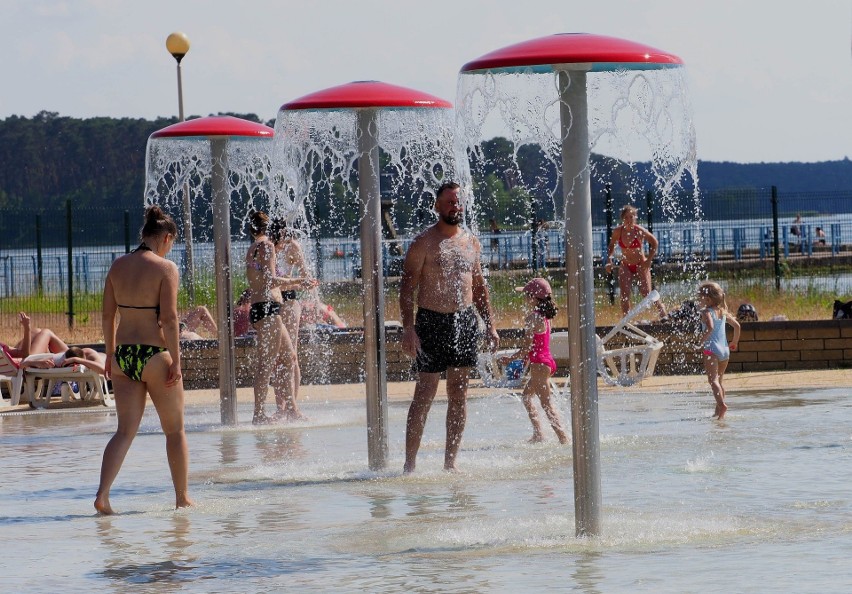 Lublin. Słoneczny Wrotków nad zalewem zaczyna wakacje i będzie „pracował” codziennie. Do dyspozycji wypoczywających tylko połowa miejsc