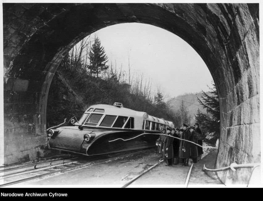 Otwarcie odbudowanego tunelu kolejowego w Kamionce Wielkiej (na linii Tarnów – Nowy Sącz). Przejazd wagonu spalinowego „lux-torpeda” przed grupą urzędników i oficerów, 1940 r.