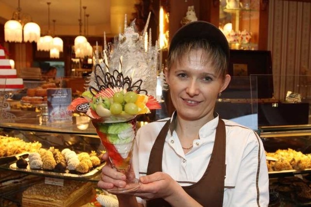 Owocowe desery na sylwestrowy bal proponuje Aneta Lutwin z cukierni Świat Słodyczy.