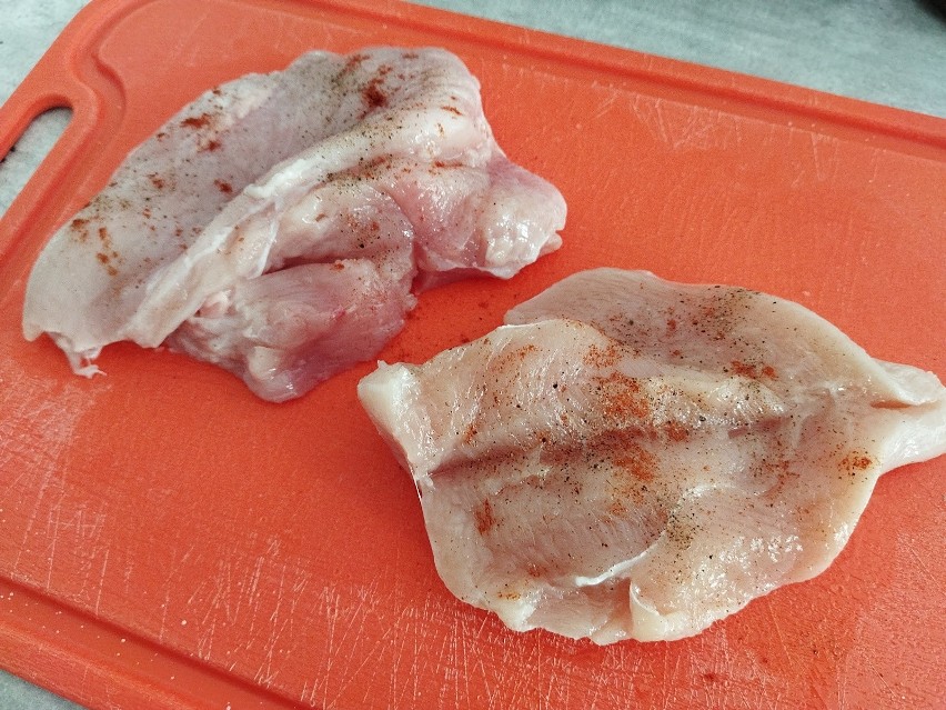 Posyp mięso przyprawami: solą, pieprzem i odrobiną ostrej...