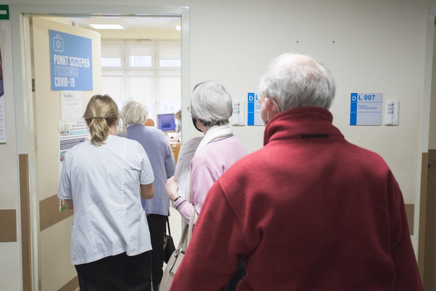 W Słupsku zaczęły się szczepienia seniorów. Jak się przygotować?