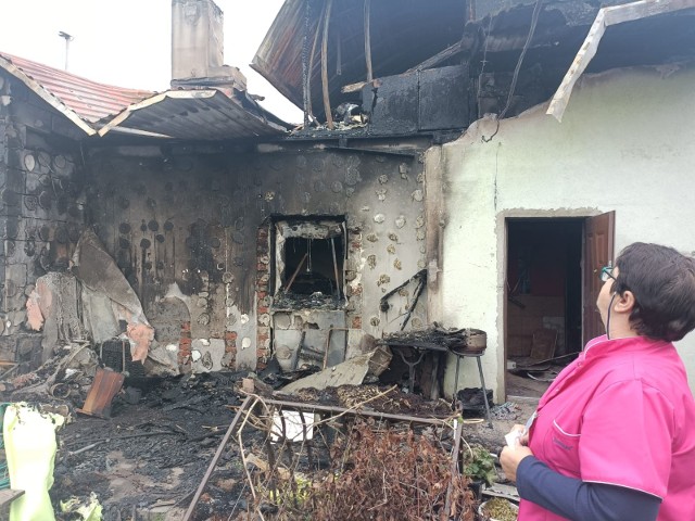 Pielęgniarka ze szpitala im. Jonschera w Łodzi była na nocnym dyżurze. W tym czasie spalił się jej dom i cały dobytek. Łodzianie zbierają pieniądze, by jej pomóc odbudować życie.CZYTAJ DALEJ>>>.