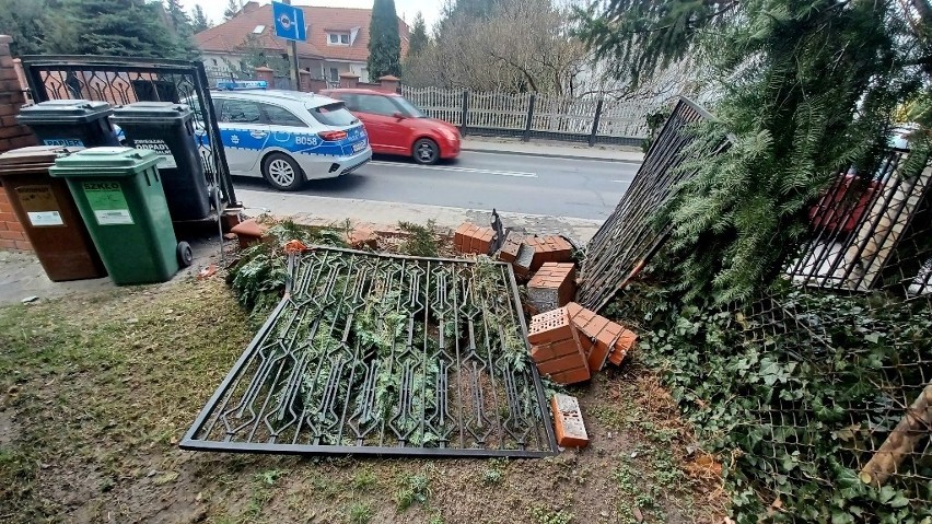 Wypadek na Stabłowicach. Pijany kierowca potrącił dwie osoby i wjechał w ogrodzenie