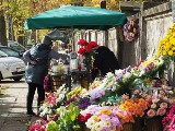 Ceny zniczy na 1 listopada w Łodzi. Święto Zmarłych 2021. Ile kosztują znicze przed cmentarzami, a ile w markecie? Oto CENNIK