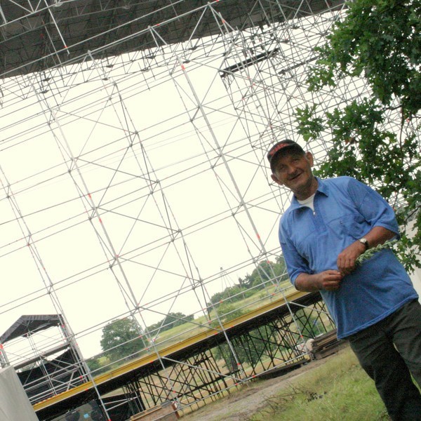 Zbigniew Poźniak na festiwalowym polu jest niemal codziennie. - Odwiedzam to miejsce, bo już niedługo Woodstock będzie centrum świata. Tu trzeba być! &#8211; tłumaczy mężczyzna.