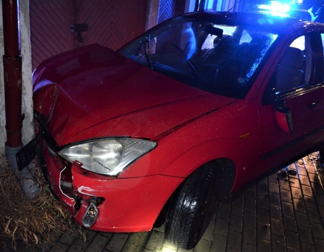 Pijany kierowca z zakazem kierowania spowodował dwie kolizje i uderzył w budynek w Tczewie