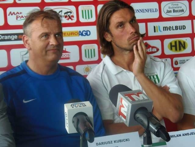 Trener Dariusz Kubicki (z lewej) komplementuje nowych zawodników, jakich pozyskała Olimpia. Jednym z nich jest Słoweniec Milan Andelkovic (z prawej), o którym szkoleniowiec mówi: - Jest znakomity w grze powietrznej i zawsze gra z największym poświęceniem