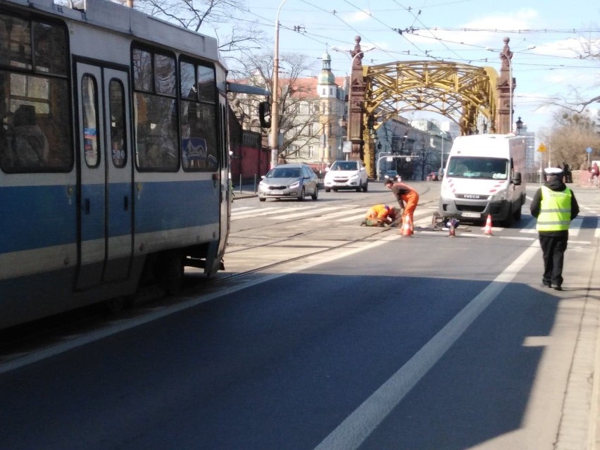 Naprawa torowiska przy moście Zwierzynieckim. Trzeba zachować ostrożność