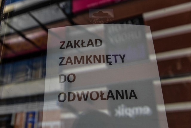 KOMU ZASIŁEK DLA BEZROBOTNYCHRejestracja jako bezrobotnego, a w konsekwencji zasiłek, co do zasady możliwe są, gdy ktoś w ciągu ostatnich 18 miesięcy przed zgłoszeniem się do urzędu pracy przepracował łącznie 365 dni osiągając co najmniej minimalne wynagrodzenie za pracę, od którego istnieje obowiązek opłacania składki na Fundusz Pracy (poza określonymi wyjątkami). W okresie tym nie uwzględnia się urlopów bezpłatnych trwających łącznie dłużej niż 30 dni.Kliknij dalej, żeby przejść dalej do artykułu >>>>> 