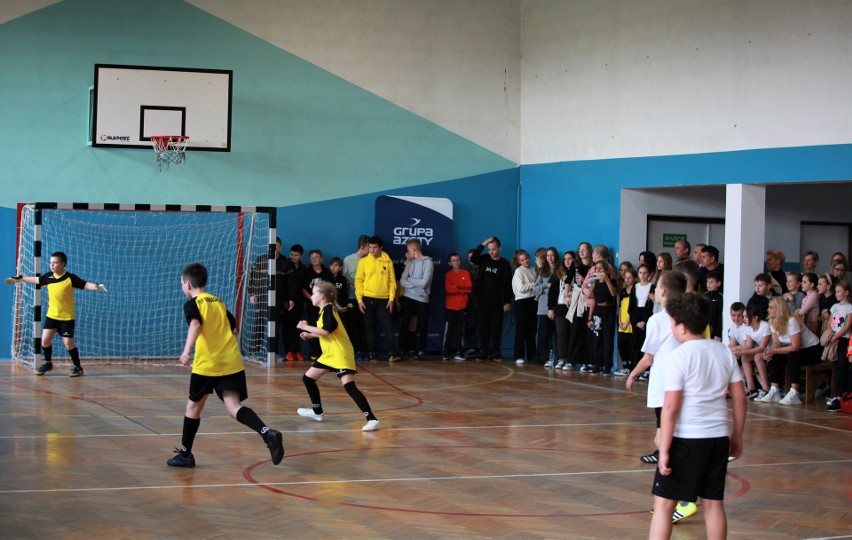 Szkoła podstawowa z Osieka triumfowała w turnieju halowej piłki nożnej o Puchar Prezesa Grupy Azoty Siarkopol. Zobacz zdjęcia