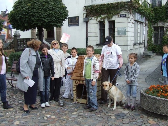 Wniedzielę, obok paczkowian (na zdjęciu podczas ubiegłorocznego happeningu) do akcji "Zerwij łańcuchy&#8221; przyłączą się również miłośnicy zwierząt z Brzegu. Wyjadą oni z ulotkami do okolicznych wsi.