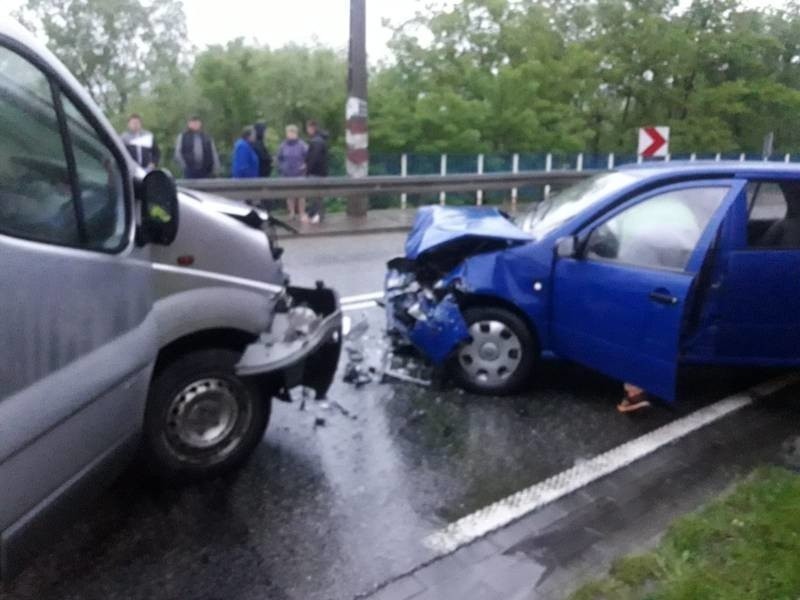 W Barcicach czołowo zderzyły się dwa samochody: osobowy i...