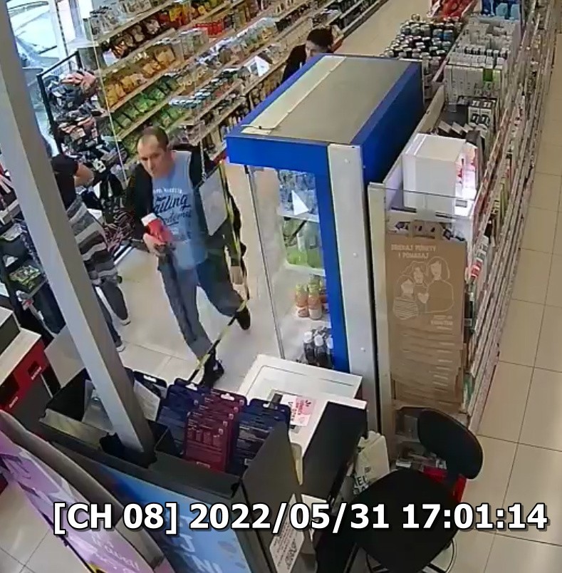 Toruń. Wszedł do sklepu, ukradł perfumy, pobił ochroniarza i uciekł. Policja prosi o identyfikację sprawcy [zdjęcia]