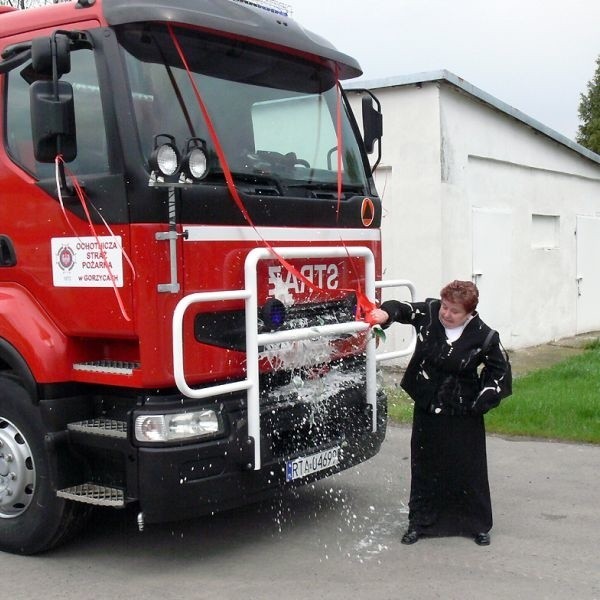 Rodzice chrzestni strażackiego wozu - Danuta Rojek (na zdjęciu) i Mieczysław Koper roztrzaskali szampana o nowe auto.