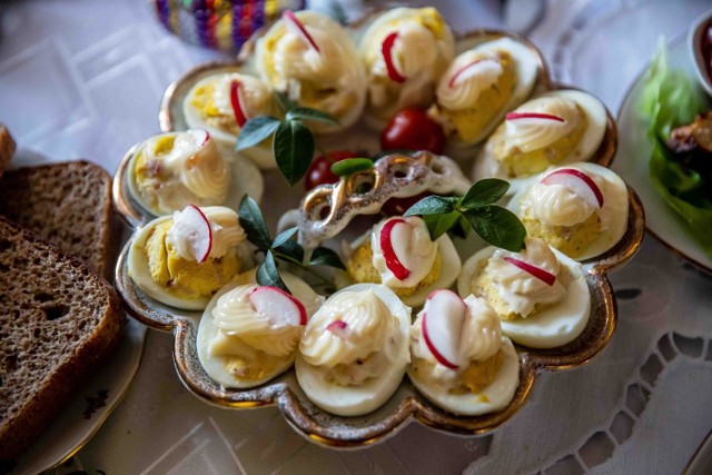 Jajka faszerowane, sałatki, ciasta na święta wielkanocne. Przeczytaj jakie są tradycyjne potrawy na Wielkanoc.