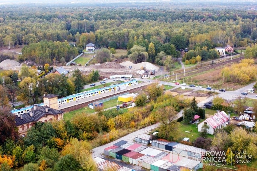 W Dąbrowie Górniczej, obok dworca kolejowego w dzielnicy...