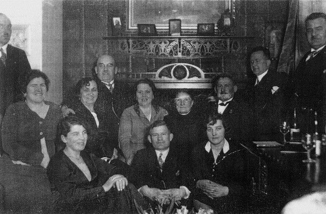 Ignacy Rochon (z lewej , na tle kominka), właściciel apteki "Pod Niedźwiedziem" wśród najbliższych sobie osób  - żony Heleny (obejmuje ją ramieniem), matki Anieli (siedzi w środku) córki Elżbiety Montowskiej, z d. Rochon (piewszy rząd, po lewej), żony dr. Jana Montowskiego (drugi po prawej) i braci, w tym Leona, dyrektora banku w Tucholi
