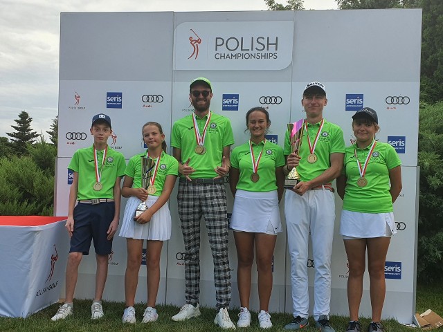 Złote drużyny Armady GC Bytom, które wygrały Klubowe Mistrzostwa Polski Juniorów 2021 w golfie  Zobacz kolejne zdjęcia. Przesuwaj zdjęcia w prawo - naciśnij strzałkę lub przycisk NASTĘPNE