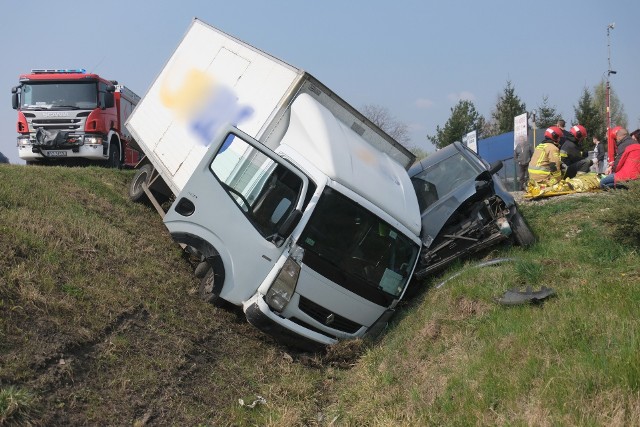 Policjanci pracują na drodze krajowej nr 28 w Hurku pod Przemyślem, gdzie we wtorek doszło do wypadku drogowego. Ze wstępnych ustaleń wiadomo, że kierujący fordem, 46-letni mieszkaniec pow. przemyskiego rozpoczął manewr wyprzedzania kuriera w dostawczym renault, w tym momencie kurier, 23-latek z Przemyśla zaczął skręcać w lewo na posesję. Doszło do zderzenia pojazdów. Samochody wjechały do przydrożnego rowu.Pogotowie ratunkowe zabrało do szpitala na badania pasażerkę forda i około 3-letnie dziecko. Kierujący byli trzeźwi. Trwa ustalanie dokładnych okoliczności tego zdarzenia.FLESZ: Wypadki drogowe - pierwsza pomoc 