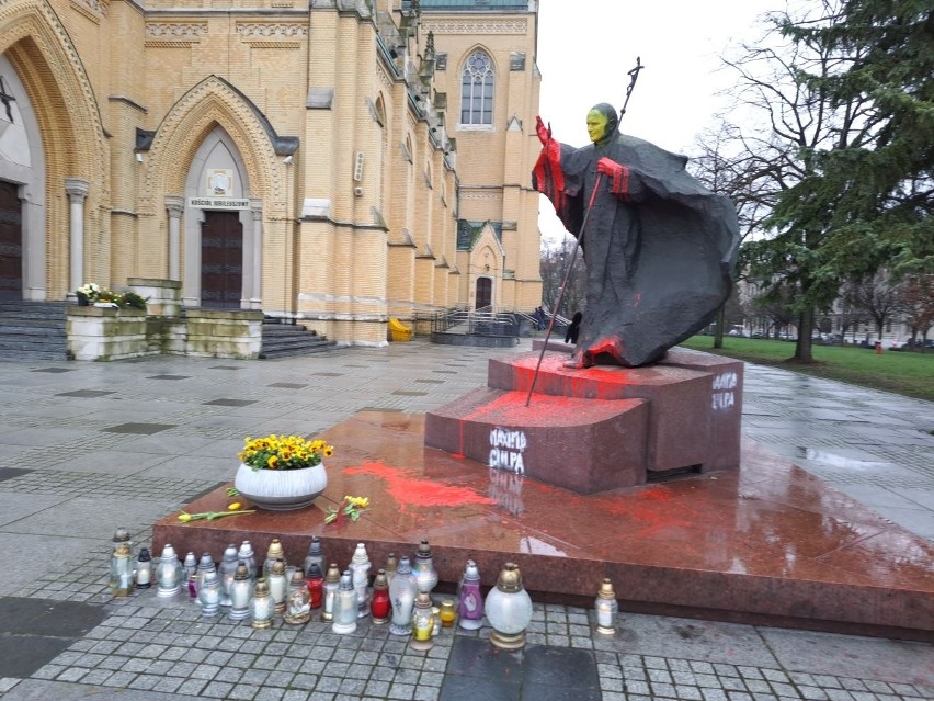 Skandal w Łodzi. Wandale oblali farbą i zbezcześcili pomnik Jana Pawła II! 