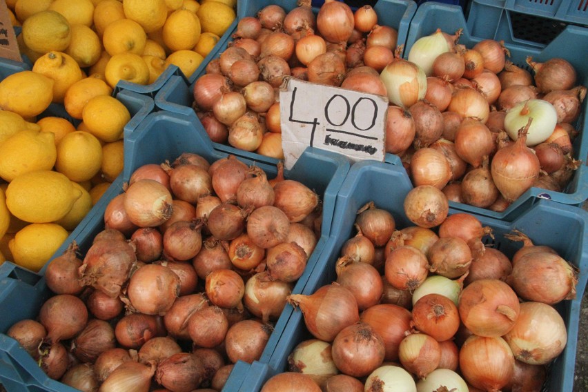 Ceny warzyw i owoców na bazarach w Kielcach. Po ile pomidory, jabłka, ziemniaki?