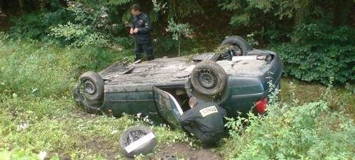 Wypadek koło Porostu: Samochód wylądował w przydrożnym rowie.