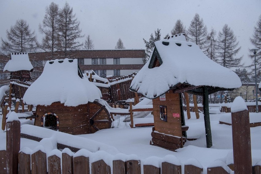 Zakopane przed sylwestrem. Śnieg, tłumy, korki i brak wody [ZDJĘCIA]