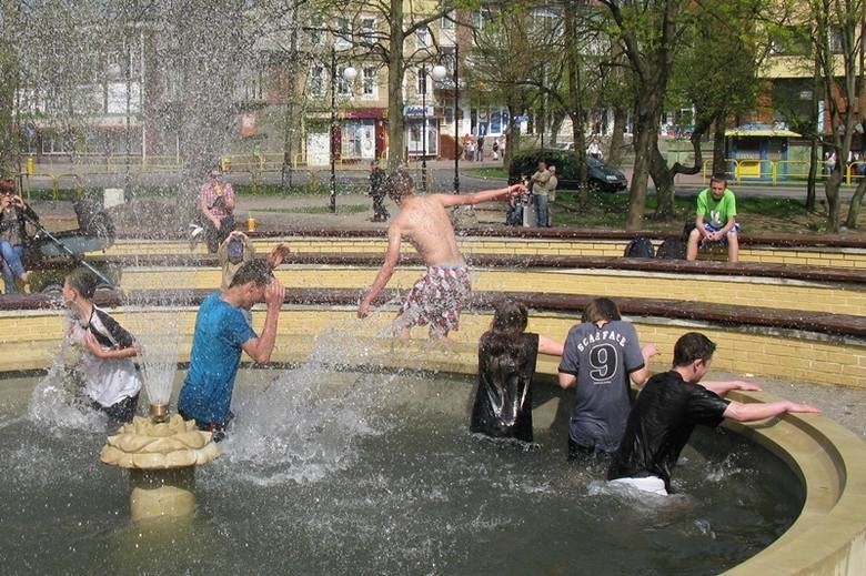 Śmigus Dyngus: Tak kiedyś laliśmy się wodą w Słupsku [zdjęcia]