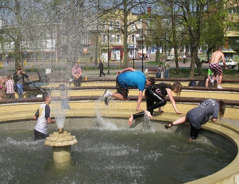 Śmigus Dyngus: Tak kiedyś laliśmy się wodą w Słupsku [zdjęcia]