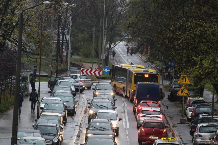 Wrocławscy kierowcy coraz wolniej poruszają się po centrum i...