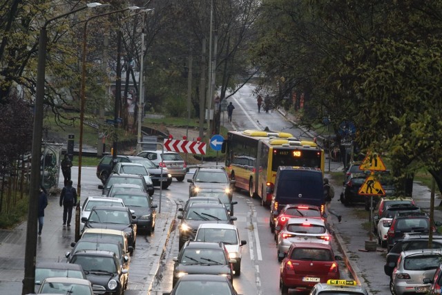 Wrocławscy kierowcy coraz wolniej poruszają się po centrum i coraz dłużej jadą do pracy - wynika z raportu Inrix.