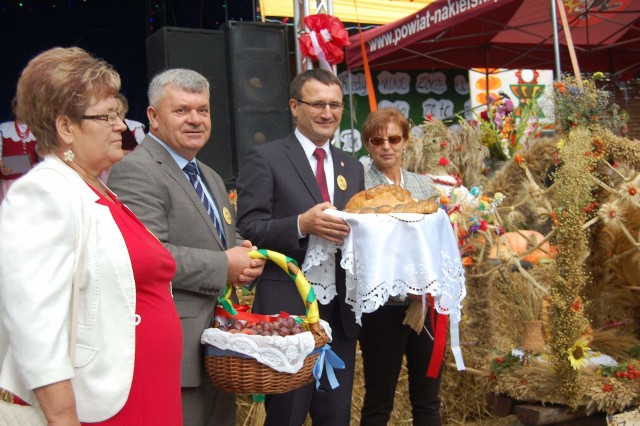 Dożynkowych gości witali m.in. sołtys wsi Elżbieta Katafiasz (z lewej) i władze Szubina - radny Marek Kornalewicz i burmistrz Artur Michalak