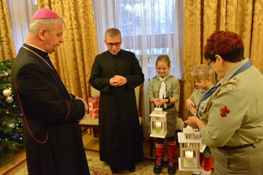 Betlejemskie Światło Pokoju i życzenia dla biskupów kieleckich 