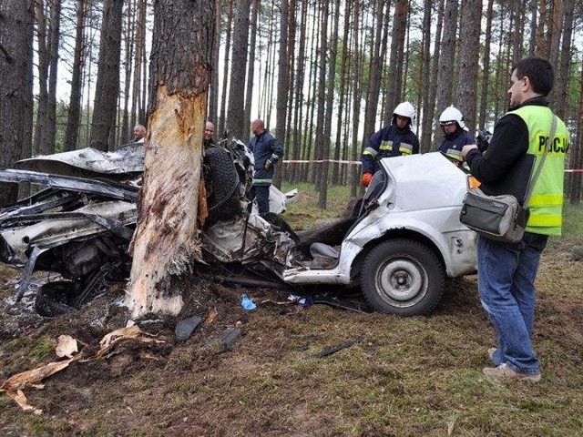 Ciało kierowcy udało się wydobyć  z samochodu dopiero po dwóch godzinach. 