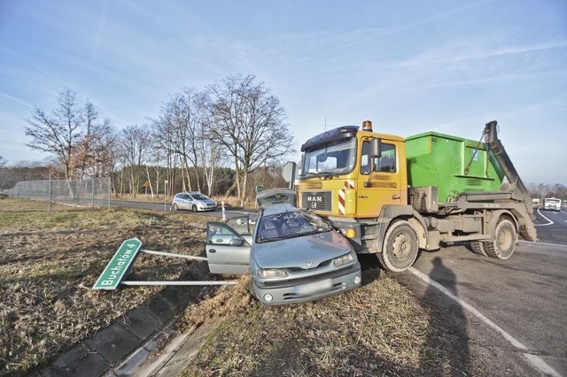 Kierowca ciężarowego mana w piątek, 16 grudnia, zmiótł ze skrzyżowania na "trasie śmierci" osobową lagunę. Ranną kobietę i jej dziecko karetka pogotowia przewiozła do szpitala.