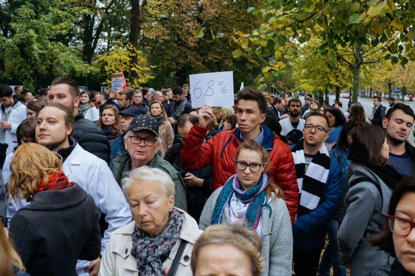 Warszawa: Pikieta lekarzy rezydentów przed KPRM. Protesty także w innych miastach [ZDJĘCIA] [WIDEO]