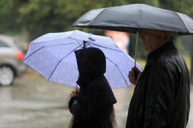 Wczoraj burze, a dziś i jutro obfite opady deszczu. Niestety ostatni weekend sierpnia nie będzie nas rozpieszczał pod względem pogody. Czytaj więcej na kolejnych slajdach --->Pogoda na dzień (25.08.2018)  | KUJAWSKO-POMORSKIEŹródło: TVN Meteo/x-news