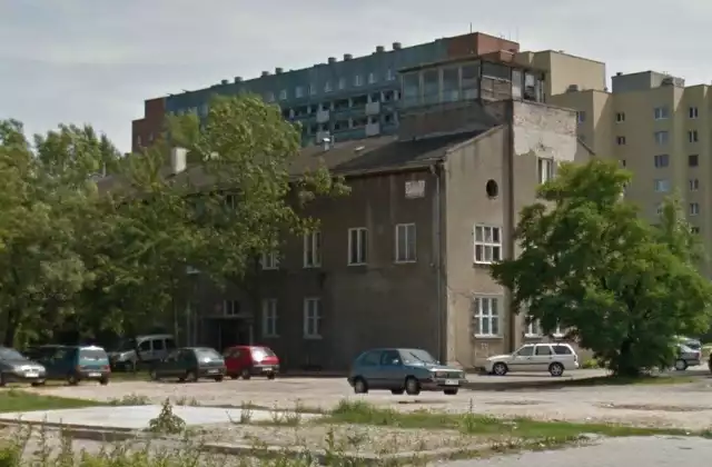 Budynek - pozostałość po dawnym niemieckim lotnisku - widok od strony uliczy Lotniczej