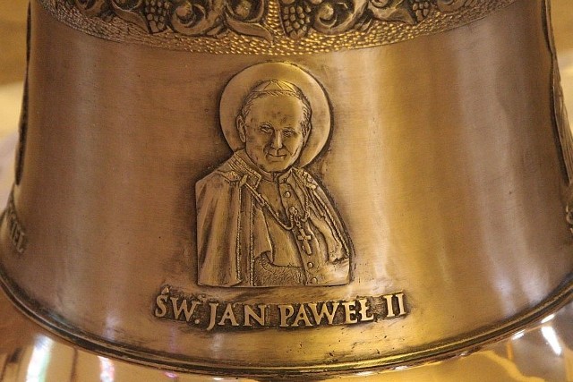 Patronem dzwonu jest Jan Paweł II.