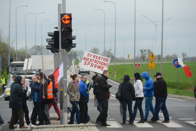 28 kwietnia pracownicy zablokowali drogę krajową nr 91 w Kończewicach. "Dyrektor, rozstrzygnij sprawę"! - krzyczał jeden z protestujących i i tak samo brzmiało jedno z haseł, które przygotowali