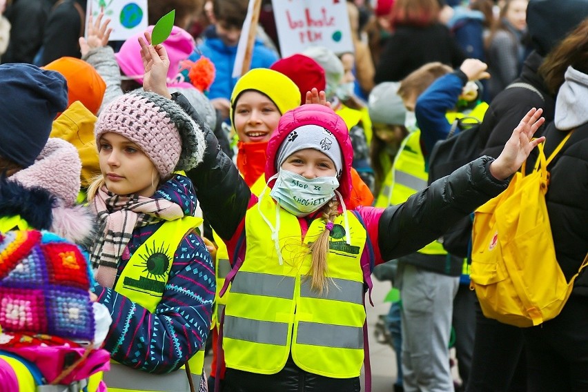 Młodzieżowy strajk klimatyczny w centrum Wrocławia. Uczniowie przeszli Świdnicką (ZDJĘCIA)