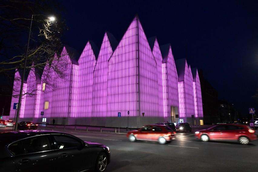 Filharmonia w Szczecinie zaświeciła na purpurowo [ZDJĘCIA]