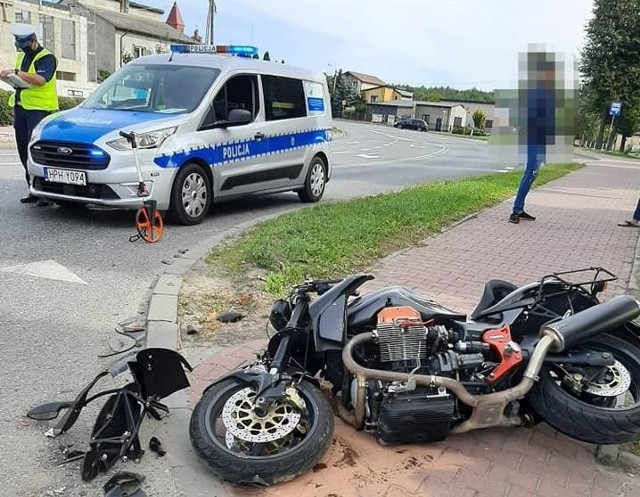 Kierujący motocyklem, po zderzeniu z volskawagenem został przewieziony do szpitala na badania.