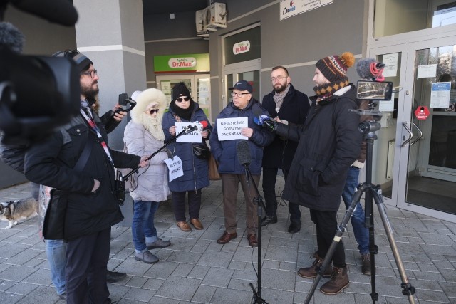 Środowa konferencja prasowa przed przychodnią Citomedu na Skarpie. Na zdjęciach radny Wojciech Klabun i pacjenci protestujący przeciwko przenosinom