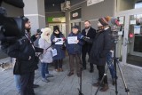 Toruń. Mieszkańcy Skarpy protestują przeciwko przenosinom swojej przychodni. Wspiera ich radny Wojciech Klabun