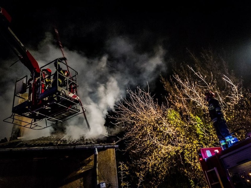 Groźny pożar na ulicy Starokunowskiej w Ostrowcu! Palił się dawny magazyn drewna [ZDJĘCIA]