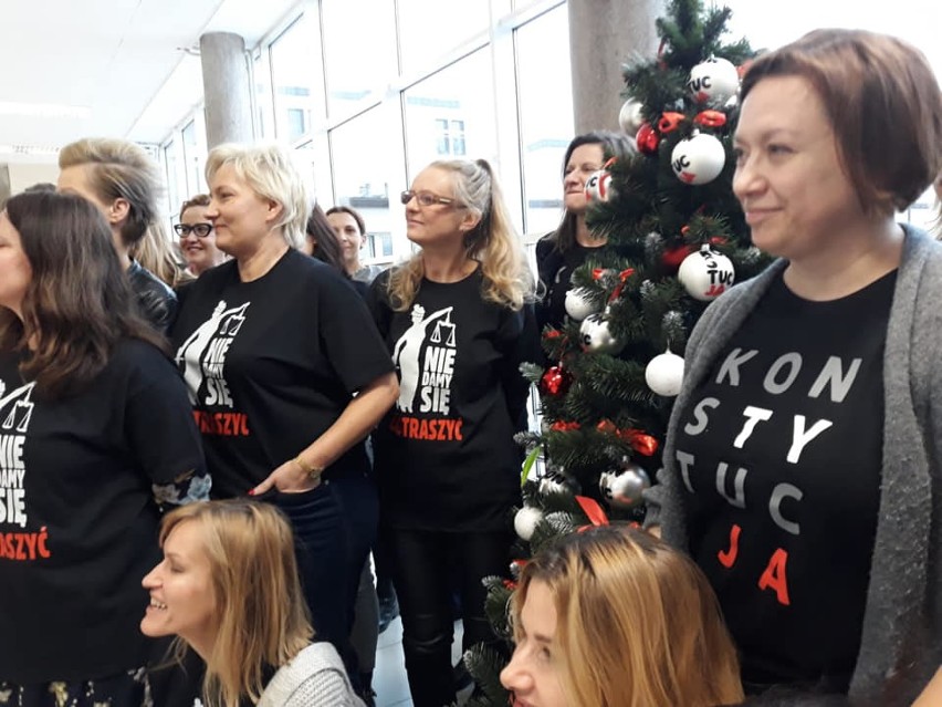 Protest ws. głodowych płac i bombki w krakowskim sądzie 